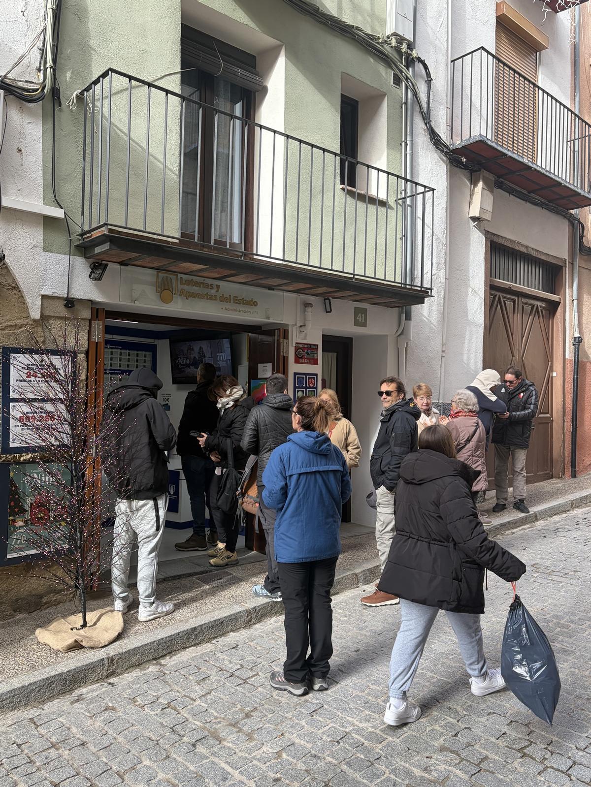 Gente haciendo cola en la administración número 1 de Loterías y Apuestas del Estado en Morella.