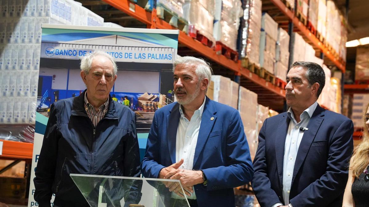 De izquierda a derecha, Pedro Llorca, Lluís Serra y Francis Candil durante la entrega de los certificados.