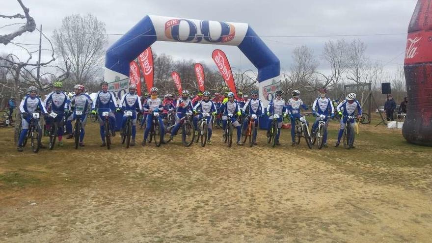 Participantes en la salida de la prueba.