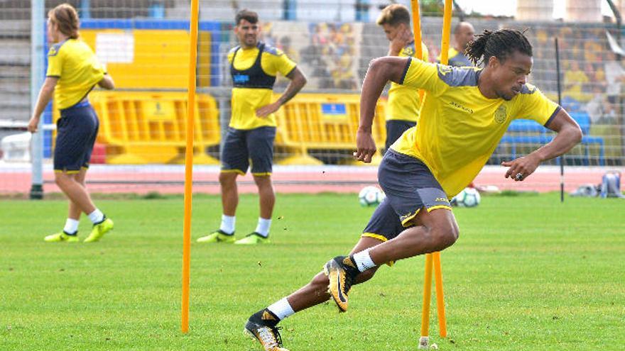 Loïc Rémy, delantero de la UD Las Palmas, durante la sesión de ayer en las instalaciones de El Hornillo.