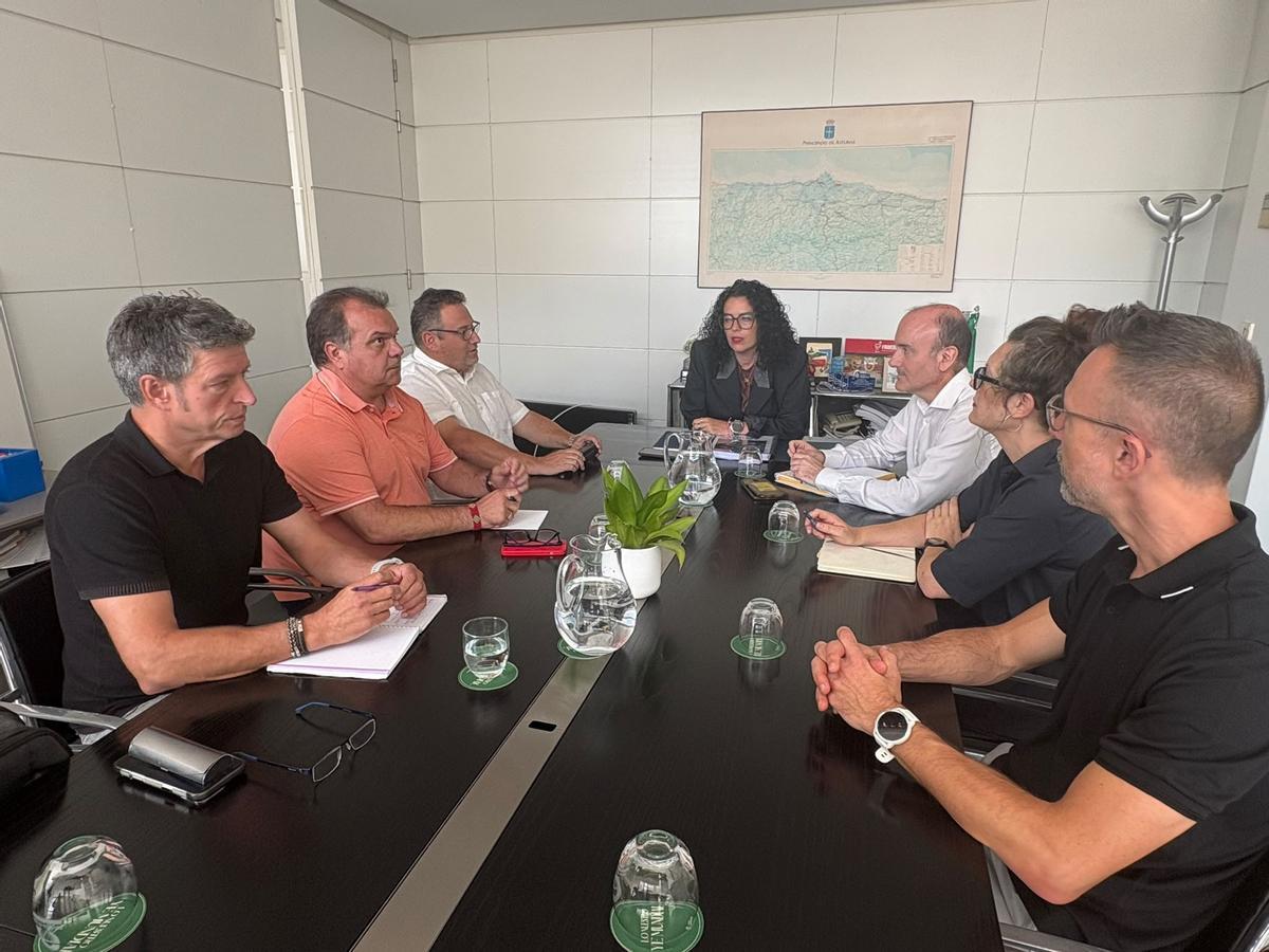Por la izquierda, José Luis Fernández Roces, José Luis Alperi, Fernando Fernández, Vanesa Gutiérrez, Pablo León, Cristina Cantero y Jorge Muñiz
