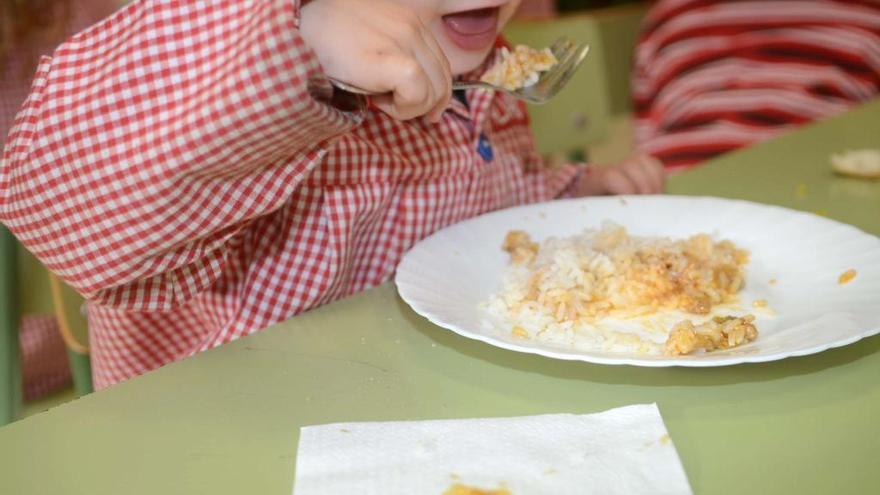 Cien niños se quedan sin comedor en el colegio Sagrada Familia por un recorte por seguridad