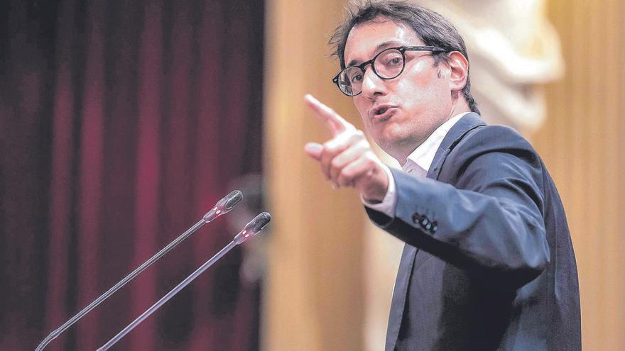 El portavoz del PSIB-PSOE en el Parlament, Iago Negueruela, durante un pleno.  | B.RAMON