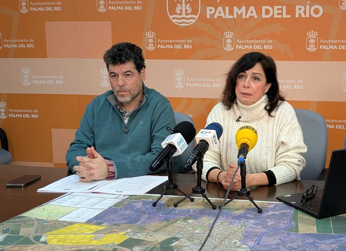 El concejal Francisco Javier Navarro, junto a la alcaldesa de Palma del Río, Matilde Esteo.