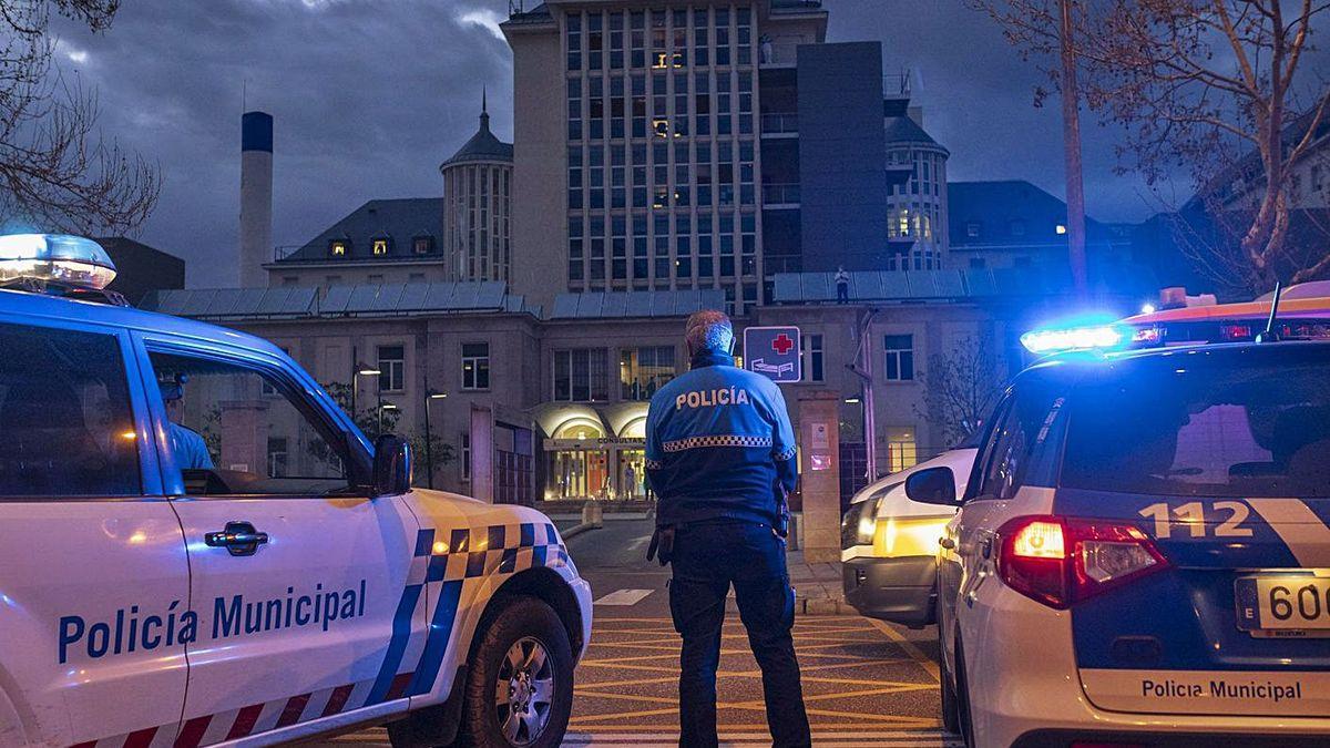 Un policía municipal, durante un homenaje a los sanitarios por el COVID en plena pandemia.