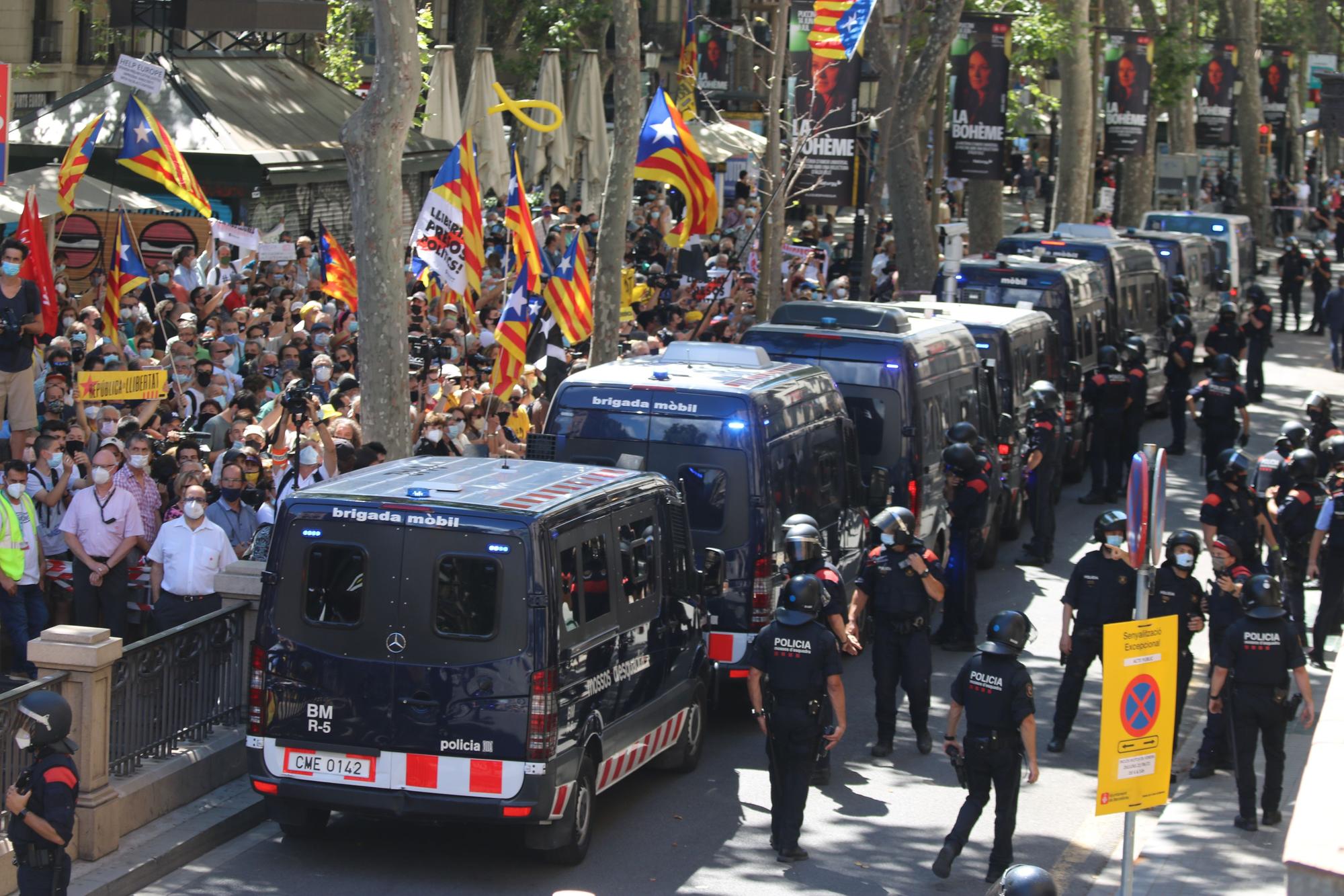 Protestes davant el Liceu per la conferència de Pedro Sánchez