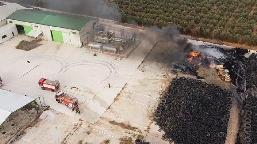Incendio en la planta de neumáticos de Puente Genil en 2021.