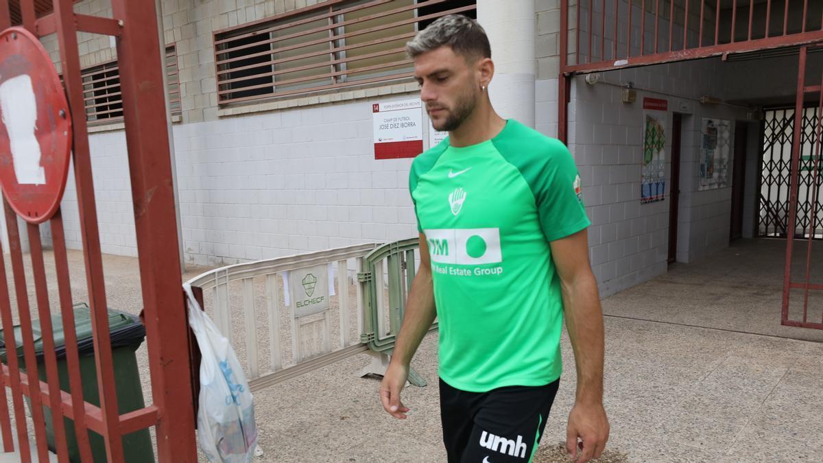 Lucas Boyé saliendo del campo Díez Iborra después de entrenar