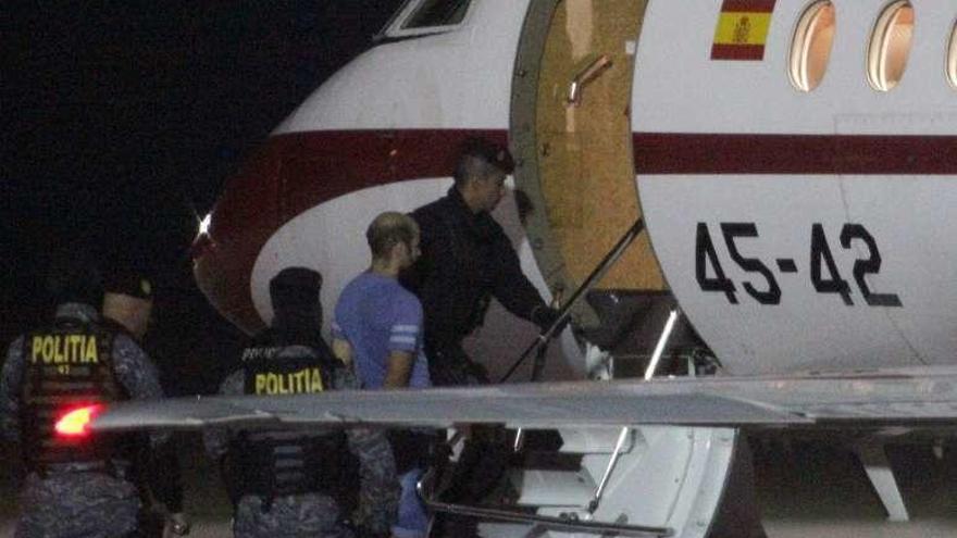 Morate sube al avión para ser trasladado a España.