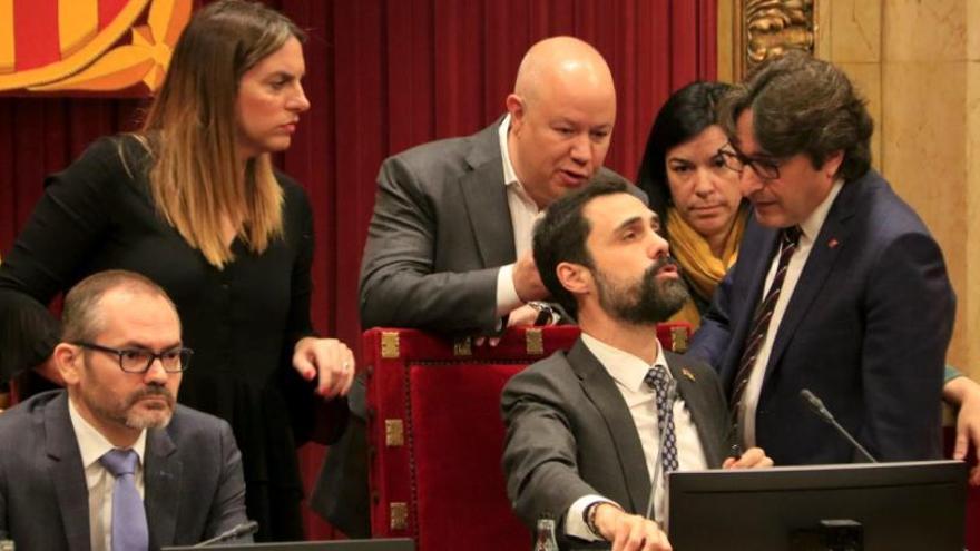 Roger Torrent conversant amb els membres de la Mesa del Parlament