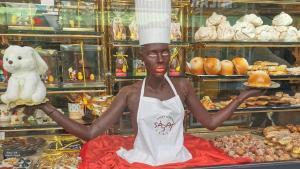 Figura de chocolate negro retirada de una pastelería de Sant Cugat.