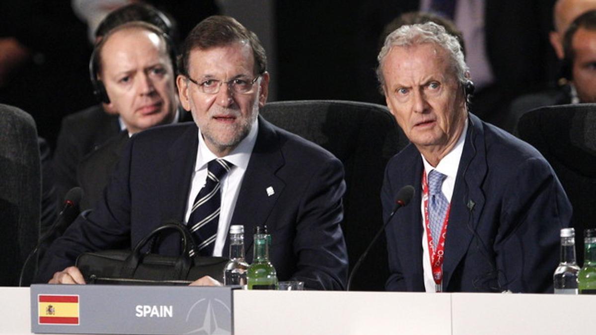 El ministro de Defensa, Pedro Morenés (derecha), y Mariano Rajoy, en la cumbre de la OTAN en Newport (Reino Unido), el pasado 5 de septiembre.
