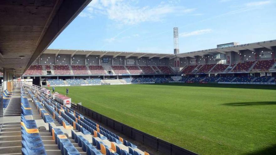 Vista general del campo de juego y las gradas del estadio municipal de Pasarón. // Rafa Vázquez