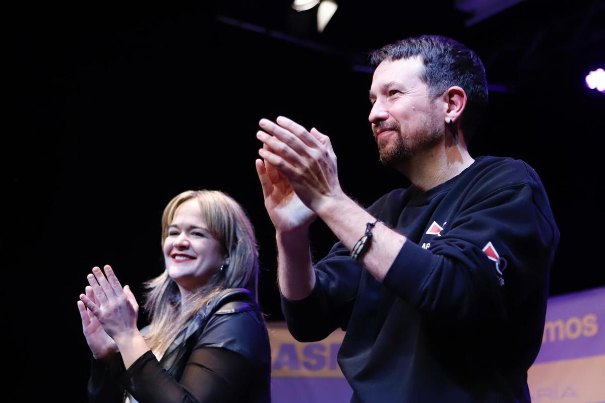 María Goicoechea, candidata de Podemos en Aragón, y Pablo Iglesias, exvicepresidente del Gobierno, en un mitin político de Zaragoza
