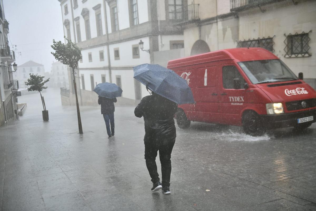La lluvia, en uno de los momentos más intensos, en la Gran Vía de Cáceres.