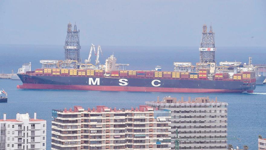 Opcsa rompe su techo de operaciones con el mayor buque de contenedores atracado en el Puerto de Las Palmas