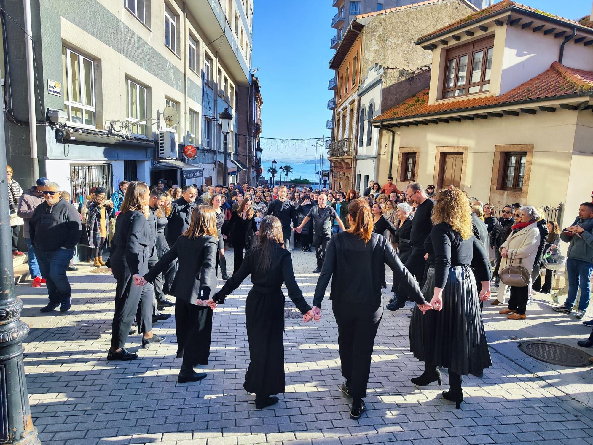 La "llamada a conceyu" del grupo San Félix llena Candás de música y baile
