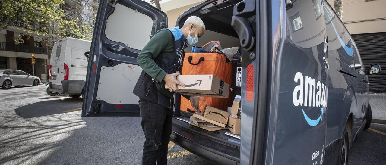 Repartidor de empresas de mensajería en Barcelona. En la foto, un repartidor de Amazon en una esquina de Pare Claret.