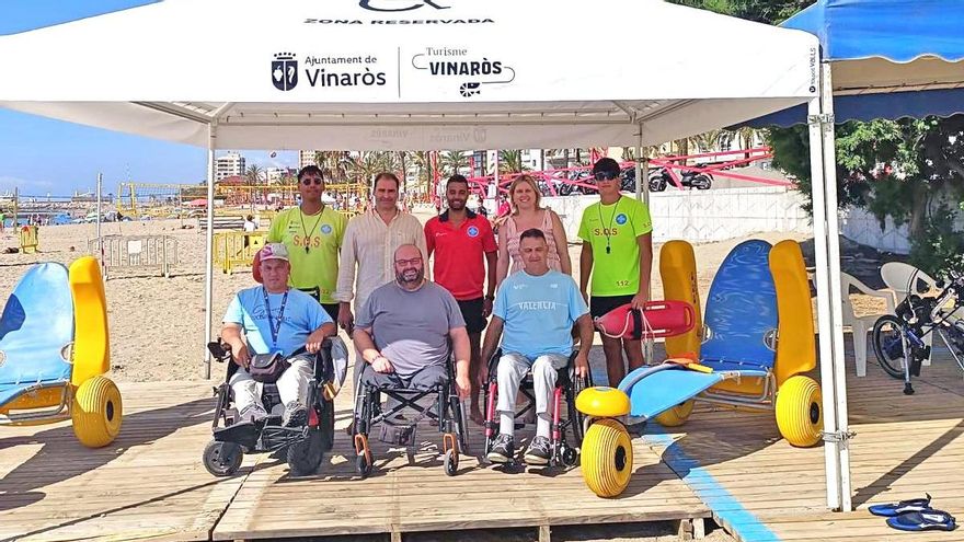La playa de Fora Forat de Vinaròs estrena una nueva zona de sombra para usuarios con movilidad reducida