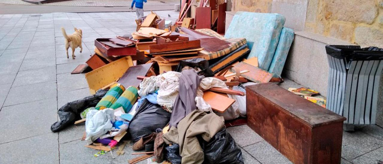 Basura, muebles y colchones en la plaza de O Berbés // FARO