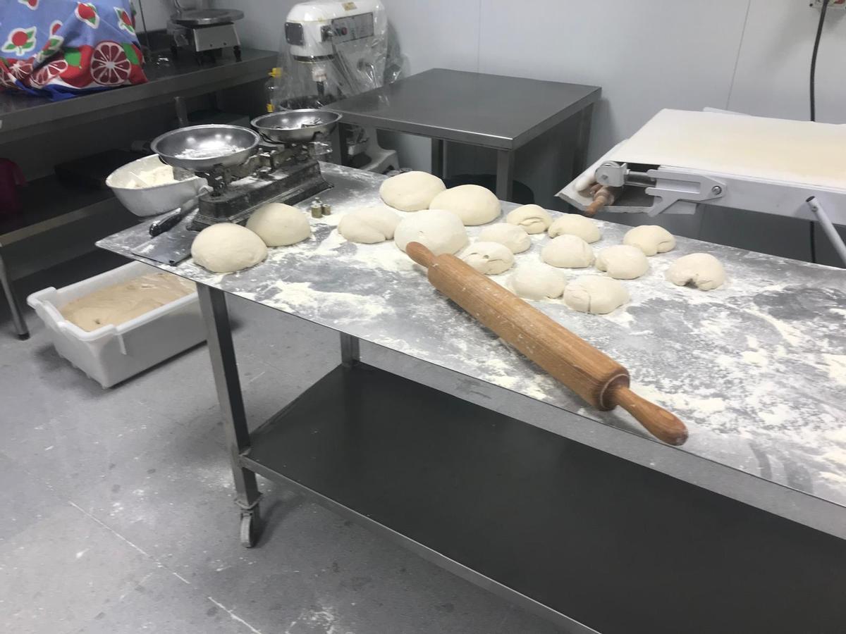 EN IMÁGENES: Luis Manuel Peláez, el último panadero de Salas que no quiere dejar de amasar