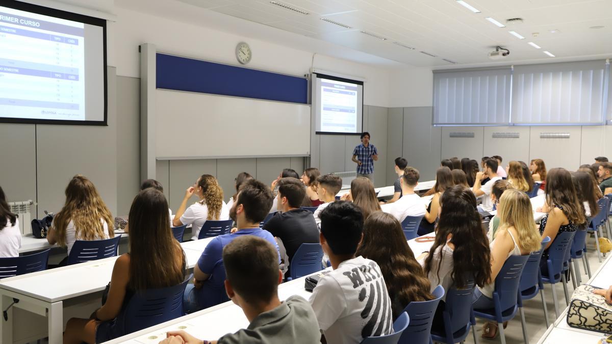 Clases en la Universidad Loyola.