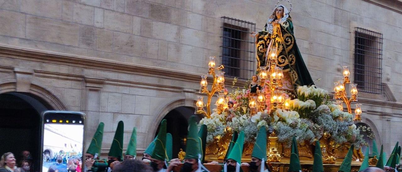 Uno de los tronos de la Cofradía de la Esperanza, este domingo durante la procesión del Domingo de Ramos | A.L..