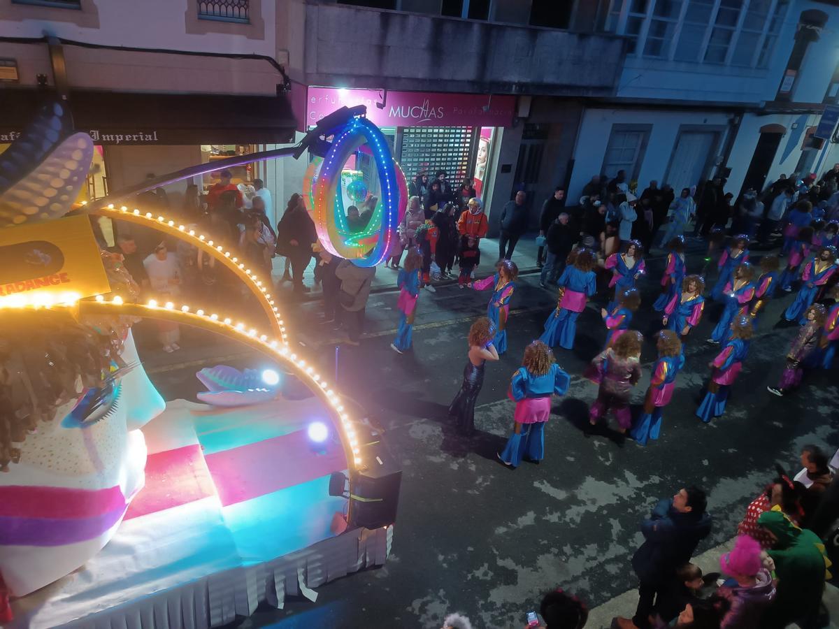 A comparsa Nicradance desfilando polas rúas de Negreira.