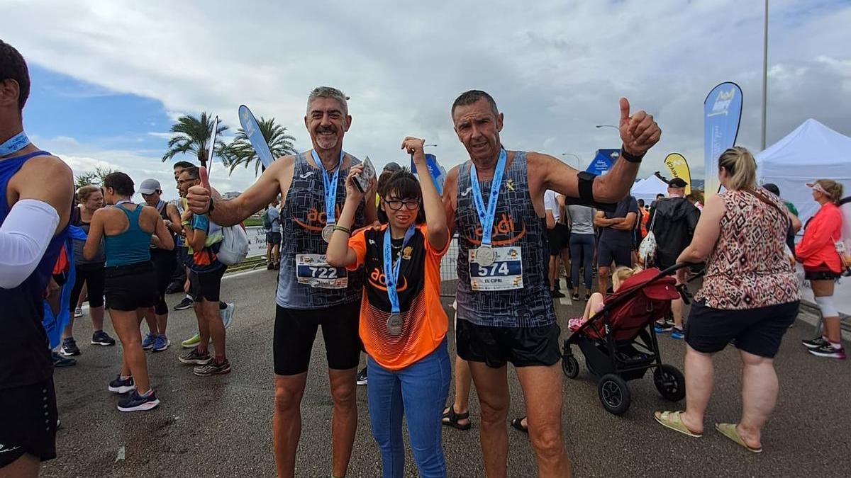 Manuel, Sarita y Cipriano con la medalla de la maratón de Mallorca.