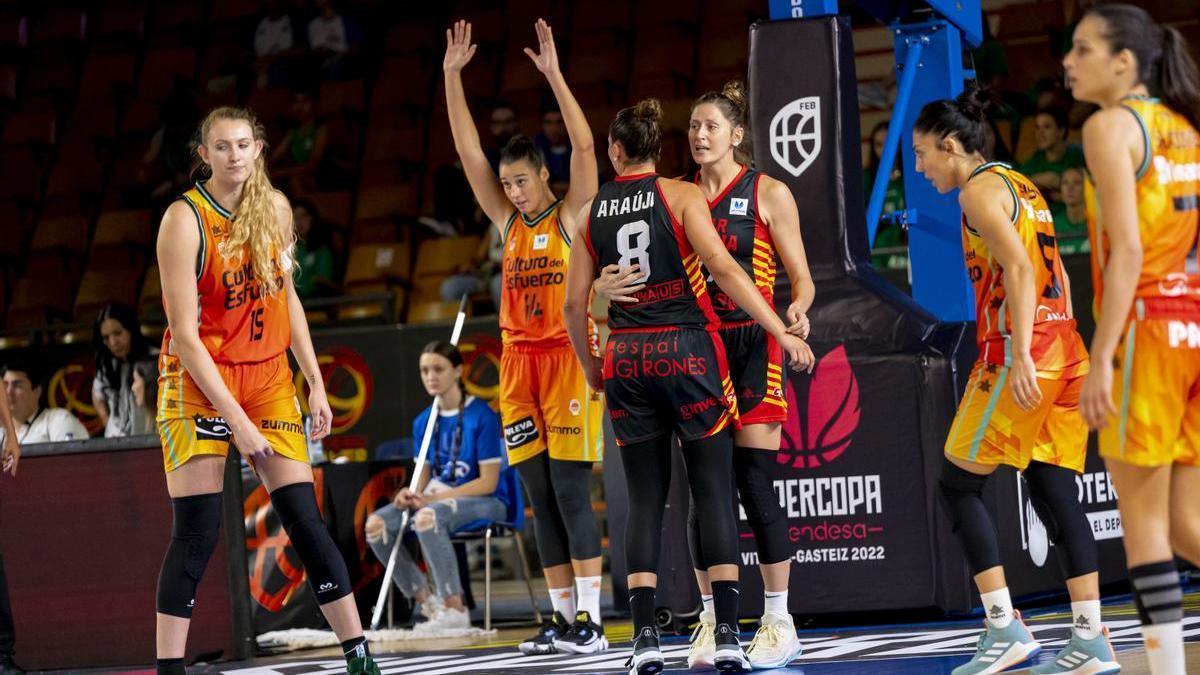 Decepción en las jugadoras del Valencia Basket en la final ante el Spar Girona