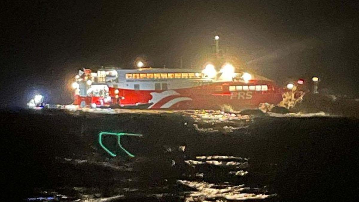 El ferri, encallado en el islote es Malvi Pla.