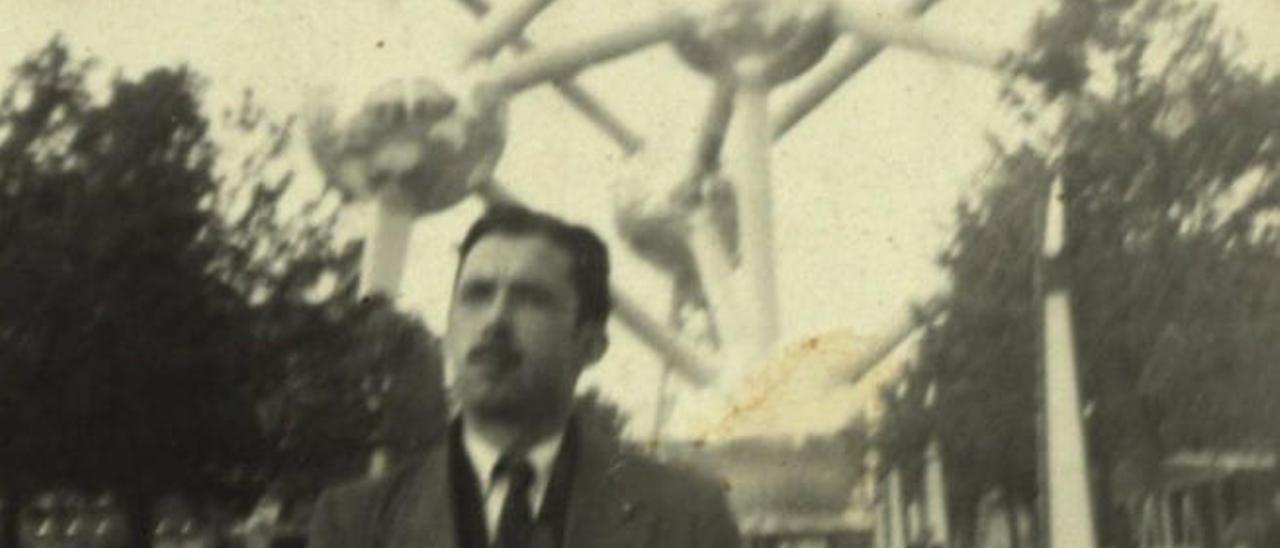 Leandro Perdomo durante su estancia en Bruselas con el Atomium al fondo, símbolo de la exposición de Universal de 1958.