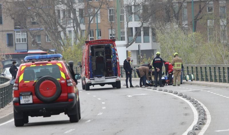 La Policía Nacional evita que un joven se suicide desde el puente de Hierro de Zaragoza