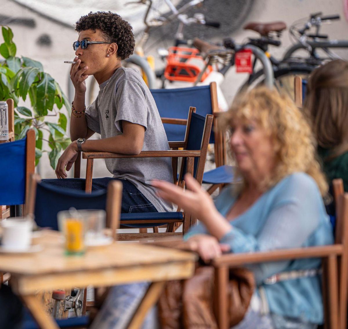 La llei antitabac veta el fum en terrasses de bars i restaurants