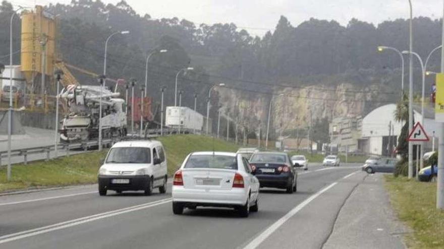 Varios coches circulan al lado de la cantera de Cal de Xandía, en Pastoriza.