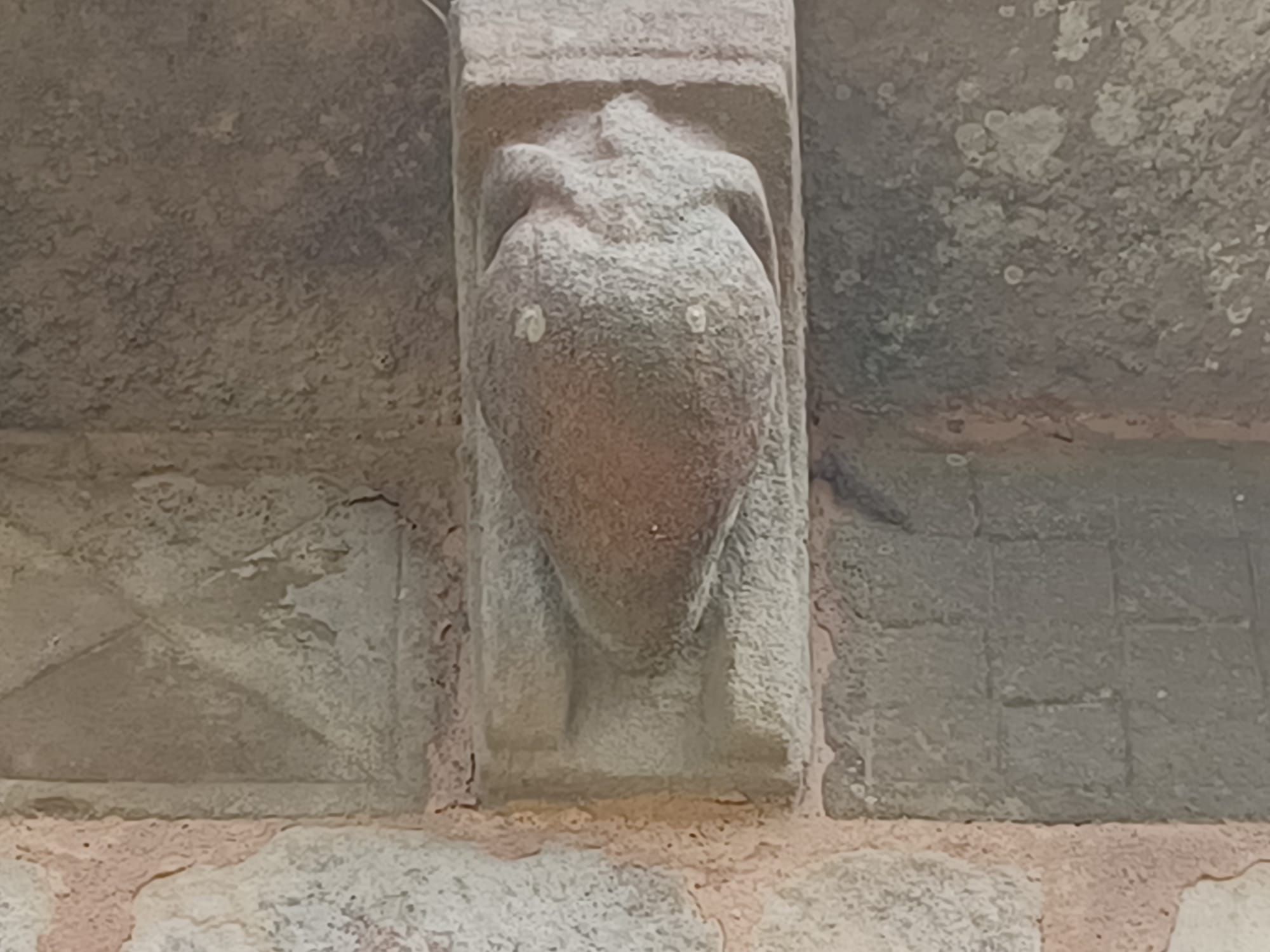 Monstruos, músicos o el hombre del tonel, así son los 24 canecillos del templo  de Aramil que representan la lucha entre el bien y el mal