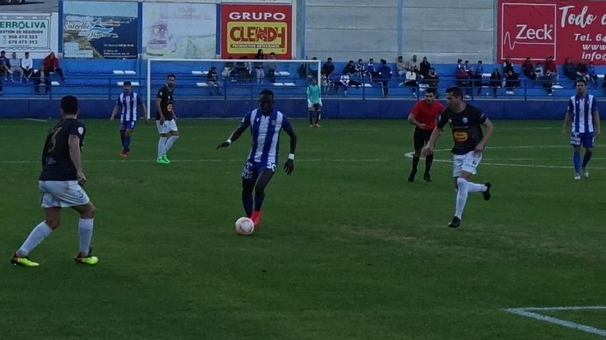 Sandji conduce con el balón controlado.