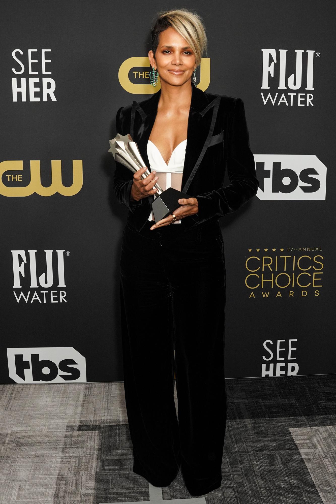 Halle Berry, con el premio See Her de los Critics Choice Awards