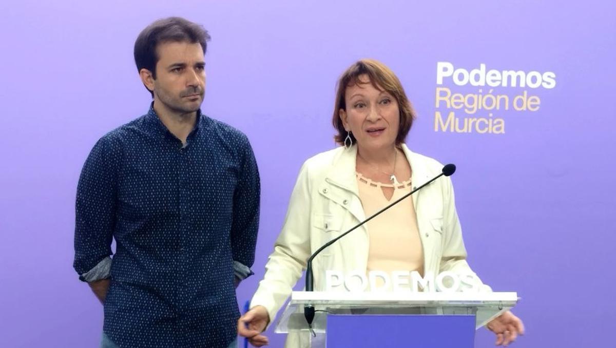 La portavoz autonómica de Podemos, María Marín, junto al coordinador regional, Javier Sánchez Serna.