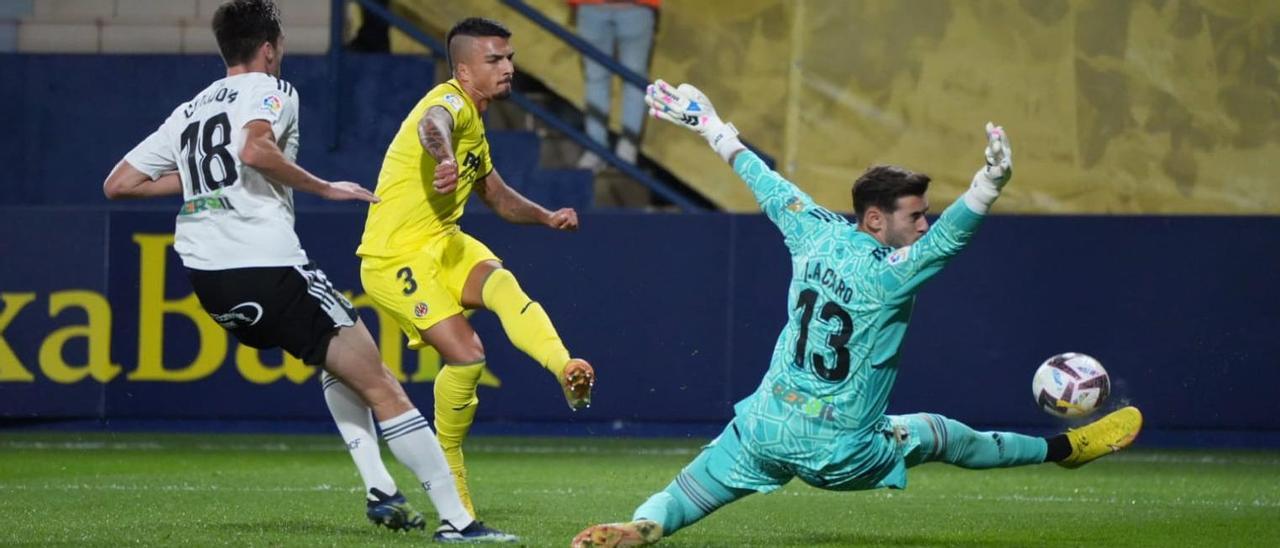 Dani Esmoris golpea el esférico frente al portero del Burgos y el jugador Córdoba del conjunto burgalés.