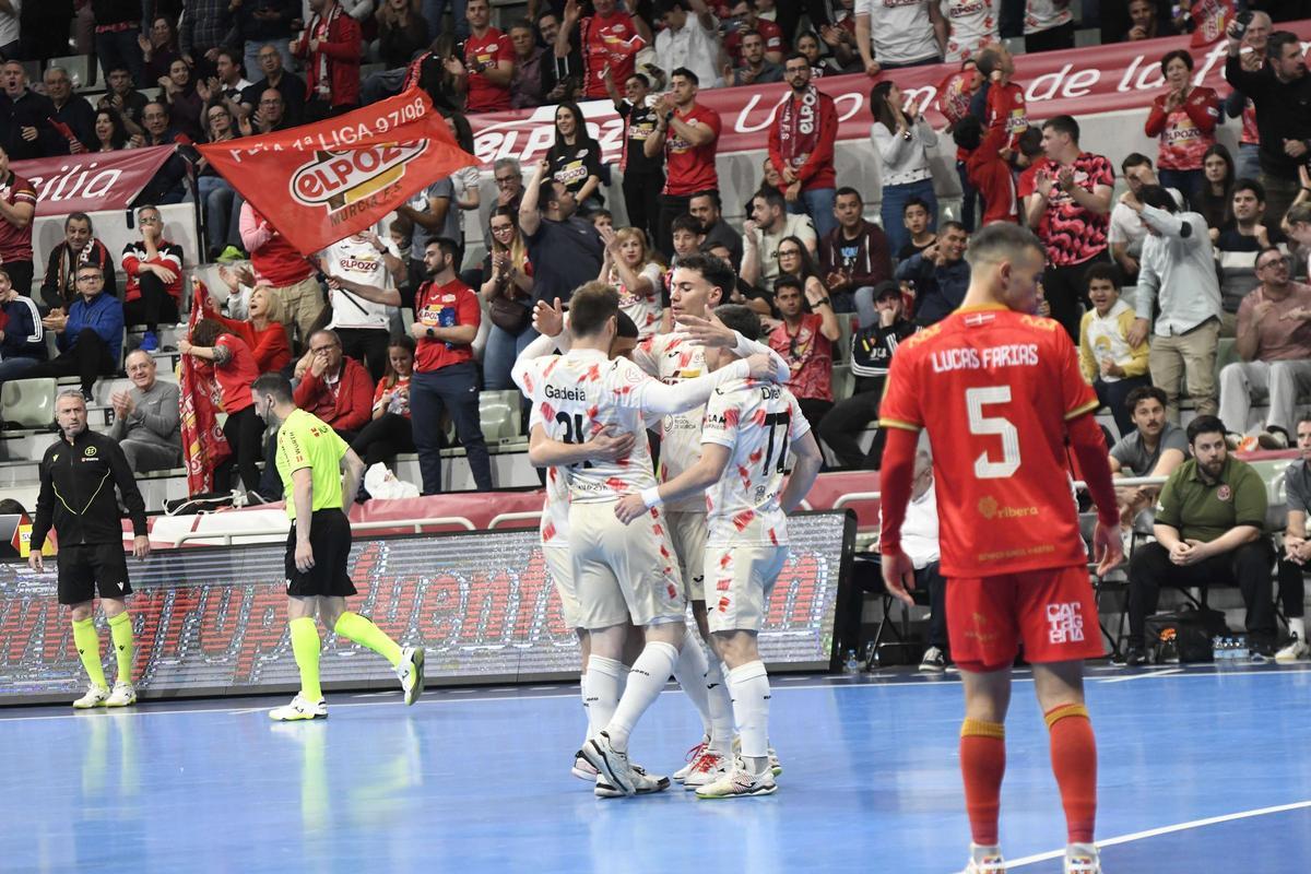 Los jugadores de ElPozo Murcia celebrando un gol esta temporada en el Palacio de los Deportes.