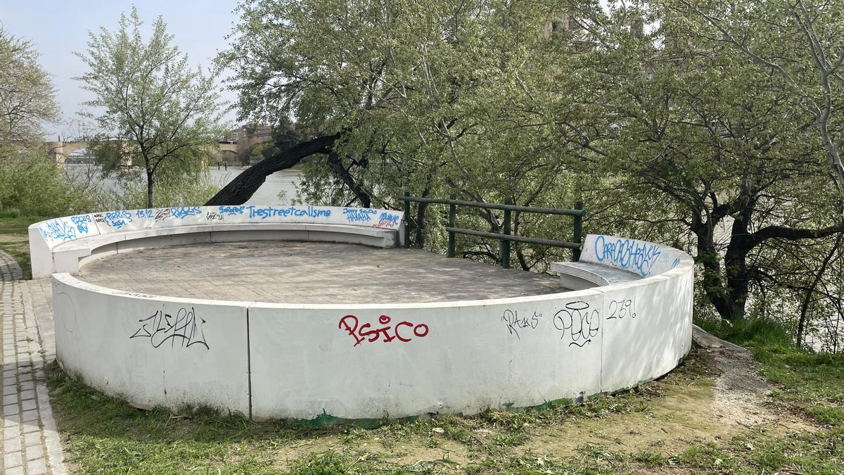 Hoy los bancos están sucios y llenos de pintadas y la maleza crece sin control.