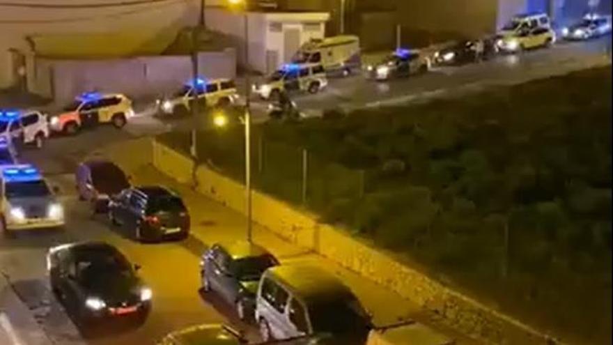 Caravana de vehículos de la Guardia Civil escoltando a los seguidores ultras del Gandia