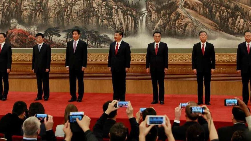 Xi Jinping (en el centro) posa junto a los miembros del nuevo comité central del Partido Comunista Chino (PCCh). // Efe