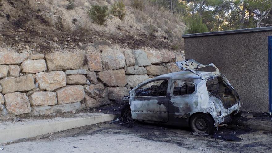 Estat del cotxe accidentat, que s&#039;ha incendiat després de topar amb el mur