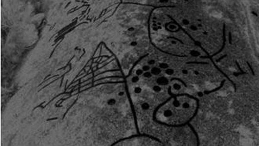 Imagen de uno de los petroglifos hallados en Amoedo, con las figuras resaltadas digitalmente sobre la fotografía.