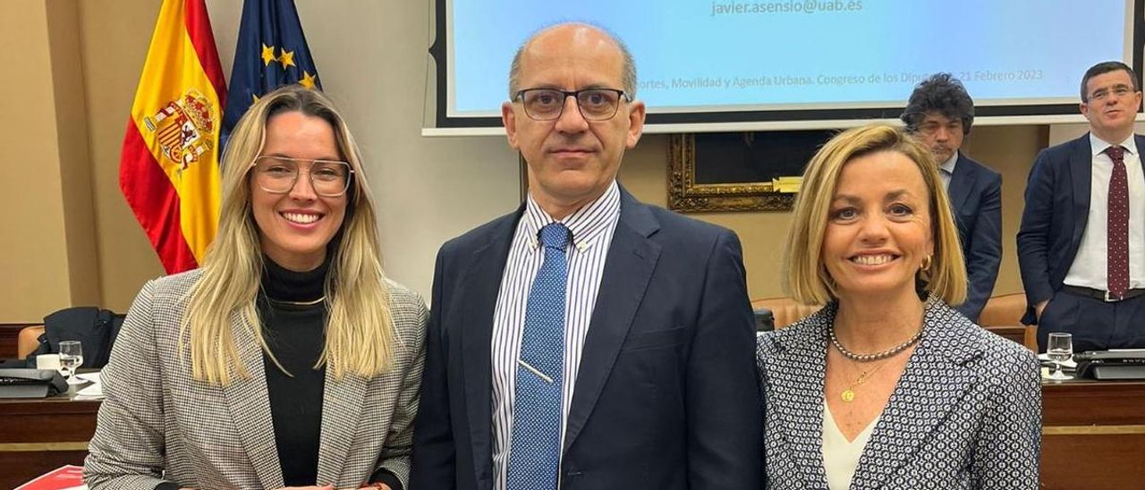 Las diputadas María Fernández (CC), izquierda, y Ana Zurita (PP), flanquean a José Ángel Hernández.