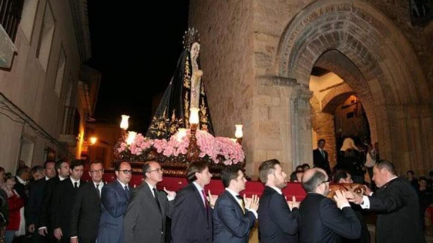 Pedro Hernández Bravo dirigiendo el trono de la Soledad en el Porche de San Antonio.