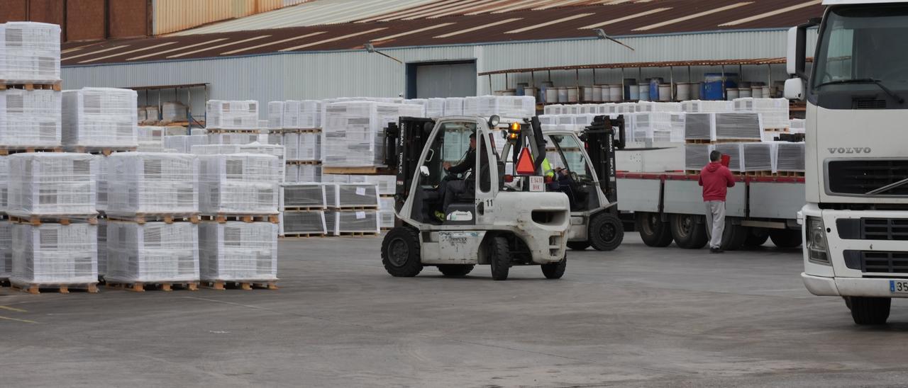 Carga de material cerámico en una industria de l'Alcora.