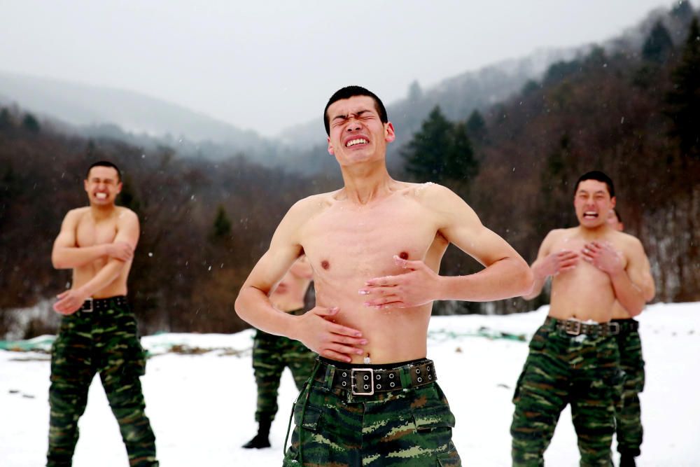 Paramilitary soldiers put snow onto their bodies ...